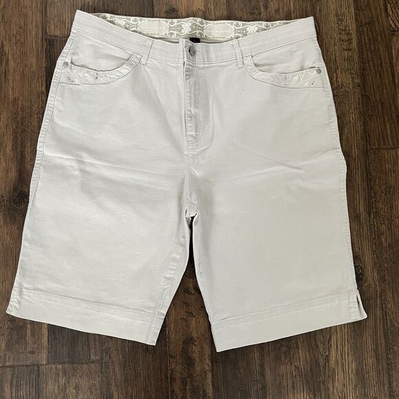 Gloria Vanderbilt Women’s 16 Denim Cream Jean Bermuda Shorts High Rise Stretch - Picture 1 of 9